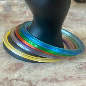NWOT~Set Of 5 Multi Colored Woman’s Vintage Lightweight Bangle Bracelet Set